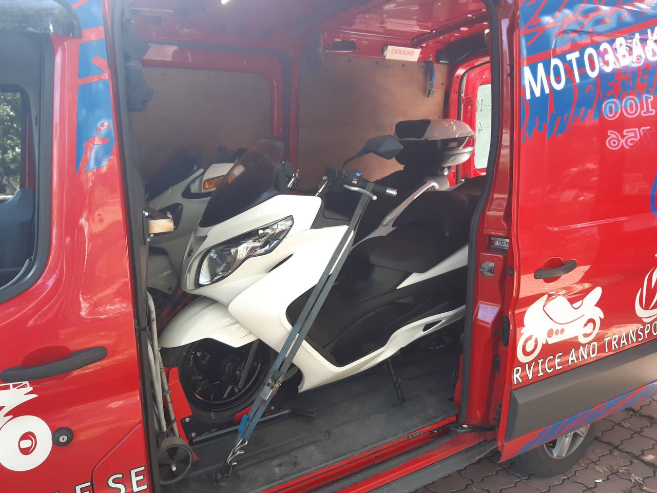 Suzuki Burgman 400/Skywave 400 — комфортний скутер. Видно просторе сидіння, великий багажник та захисні обвеси.